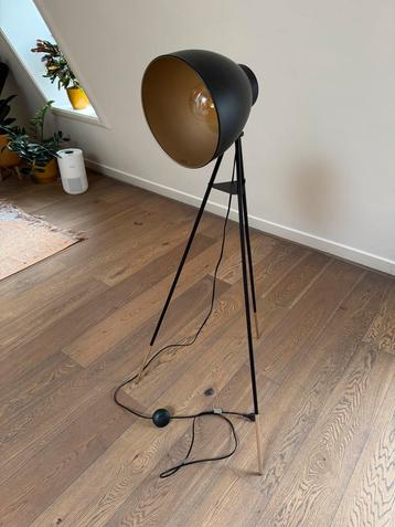 Black floor lamp with golden inside. beschikbaar voor biedingen