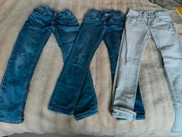 Kleding: spijkerbroeken, truien maat 140 beschikbaar voor biedingen