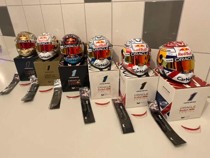 2022 1:2 Helmen Max Verstappen Seizoen 2022 COMPLEET, Verzamelen, Automerken, Motoren en Formule 1, Formule 1, Ophalen of Verzenden
