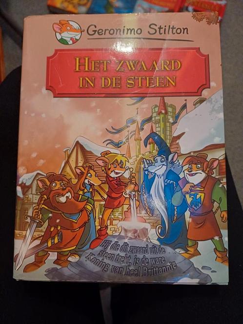 Geronimo Stilton - Het zwaard in de steen, Boeken, Kinderboeken | Jeugd | onder 10 jaar, Zo goed als nieuw, Ophalen of Verzenden