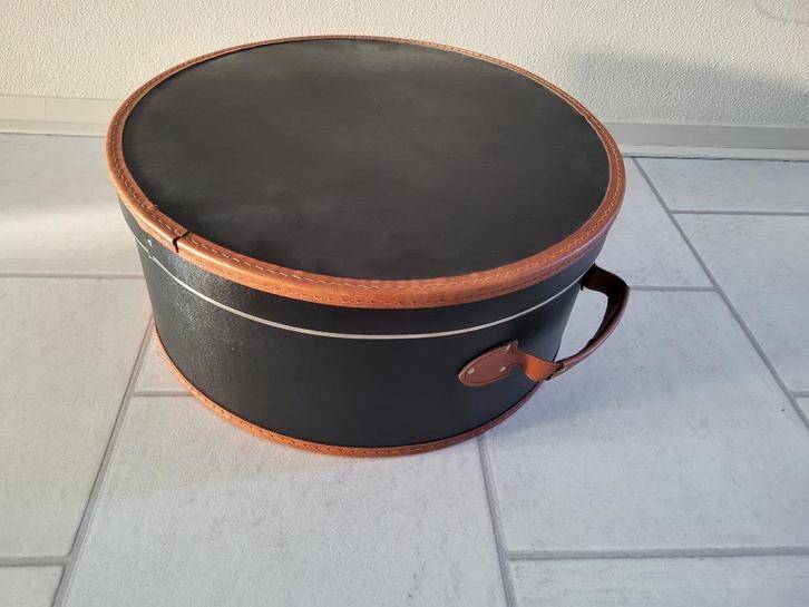 Hoedendoos in zwart en bruin leer met witte trouwhoed, Antiek en Kunst, Curiosa en Brocante, Ophalen