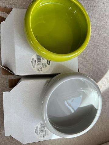Twee nieuwe keramiek voerbakjes beschikbaar voor biedingen