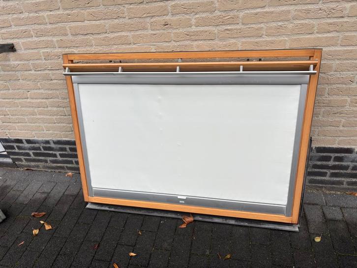 Velux elektrisch verduisterend rolgordijn U04 zonnepaneel, Doe-het-zelf en Verbouw, Glas en Ramen, Zo goed als nieuw, Dakraam