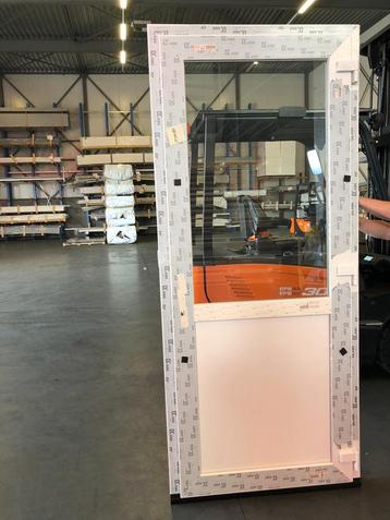 kunststof deur met bovenzijde glas beschikbaar voor biedingen