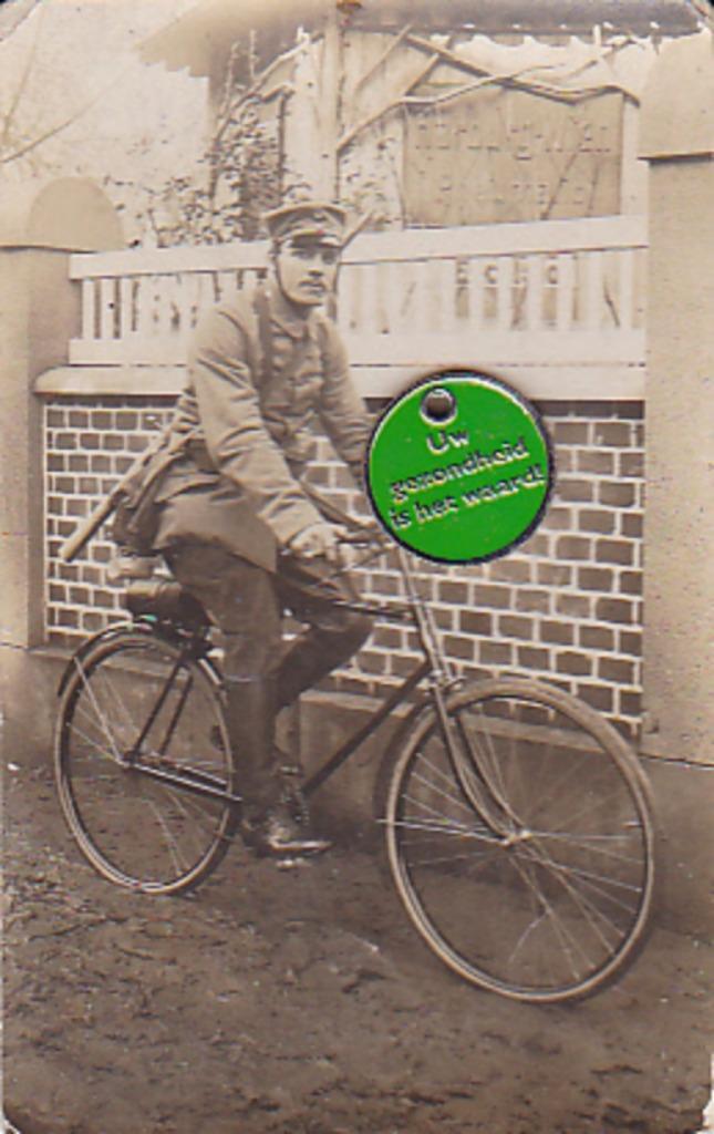 soldaat op rijwiel fiets Wenen uniform, Verzamelen, Militaria | Algemeen, Landmacht, Foto of Poster, Duitsland, Ophalen of Verzenden