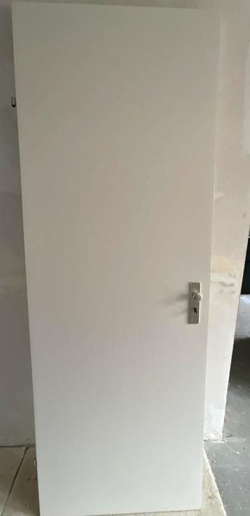 Opdekdeur met deurbeslag en sleutelslot beschikbaar voor biedingen