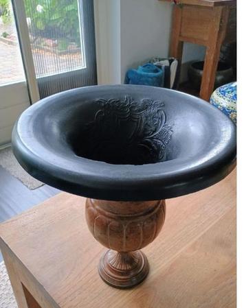 vaas Frans brocante stijl lichtgewicht urnvorm siervaas  beschikbaar voor biedingen