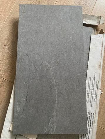 Grijze vloertegels 30x60 cm beschikbaar voor biedingen