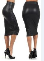 R3 lange zwart en rode kunstleren rok, maat XL tot 3X......, Kleding | Dames, Rokken, Nieuw, Ophalen of Verzenden, Onder de knie