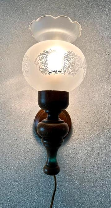 Een oud wandlamp met mooi glas beschikbaar voor biedingen