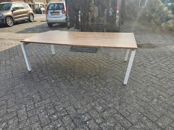 Bureau  maat 200x100 in hoogte  verstelbaar  beschikbaar voor biedingen