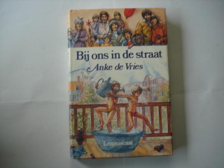 VV.(750) bij ons in de straat. : door Anke de vries. Een lem, Boeken, Kinderboeken | Jeugd | onder 10 jaar, Zo goed als nieuw
