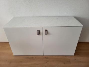 Ikea besta 120x60 wit met (losse) marmerlook plaat. 