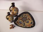 Zenith Gouda plateel keramiek karaffen op plateau jr.ca.1925, Huis en Inrichting, Woonaccessoires | Vazen, Overige kleuren, Aardewerk of Porselein