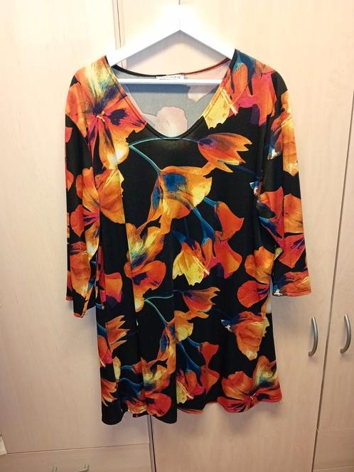 Prachtige tuniek met bloemetjes van Magna maat 48/50, Kleding | Dames, Grote Maten, Zo goed als nieuw, Blouse of Tuniek, Overige kleuren
