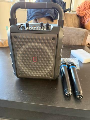 GLOEDNIEUWE Karaoke machine, 2 microfoons, complete set beschikbaar voor biedingen