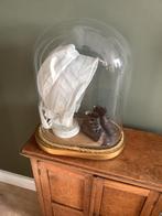 Stolp met antiek kinderbonnet en schoentjes, Ophalen of Verzenden