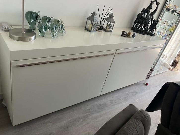 Hulsta dressoir wit, Huis en Inrichting, Kasten | Dressoirs, Gebruikt, 200 cm of meer, 25 tot 50 cm, Met deur(en), Met plank(en)