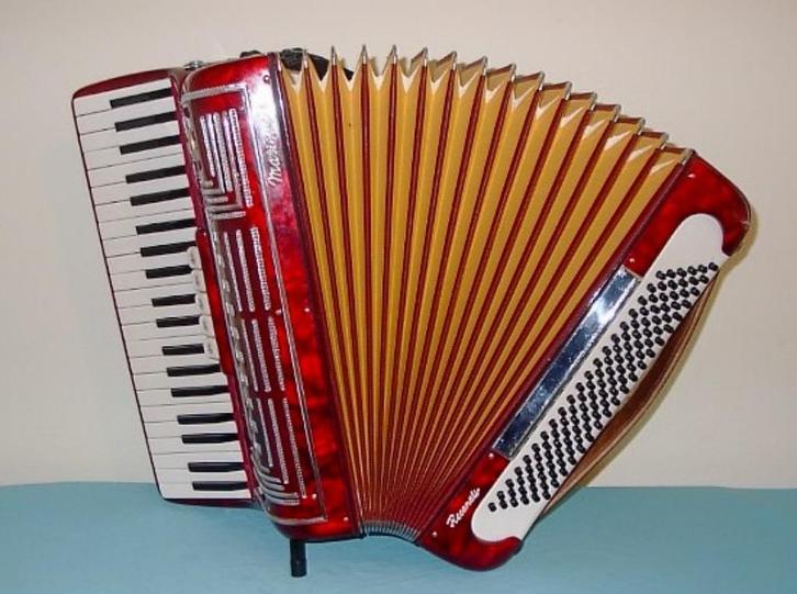 Marinucci rood 3 korig 120 bas te koop of te huur, Muziek en Instrumenten, Accordeons, Gebruikt, 120-bas, Marinucci, Met koffer