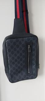 Heren schouder tas, Gucci logo & Blauw/Rode Strap, Ophalen of Verzenden, Zo goed als nieuw, Grijs, Overige merken