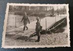 1xFoto100%wo 2duitse soldaten wacht brug in osten, Ophalen of Verzenden, Landmacht, Duitsland