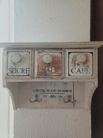Vintage kapstokje met laatjes. Hangt bij ons in de keuken beschikbaar voor biedingen