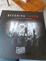 Becoming ENorm, 35 jaargeschiedenis van De Twentse Rockband, Boeken, Muziek, Nieuw, Artiest, Ophalen of Verzenden