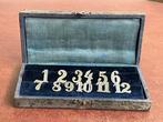 Antieke zilveren tafelnummers in doosje, Antiek en Kunst, Ophalen of Verzenden, Zilver