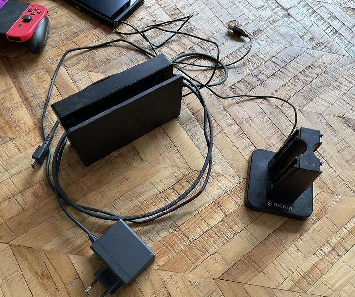 Nintendo Switch + 2 Controllers + Oplaadstation, Spelcomputers en Games, Games | Nintendo Switch, Zo goed als nieuw, Overige genres