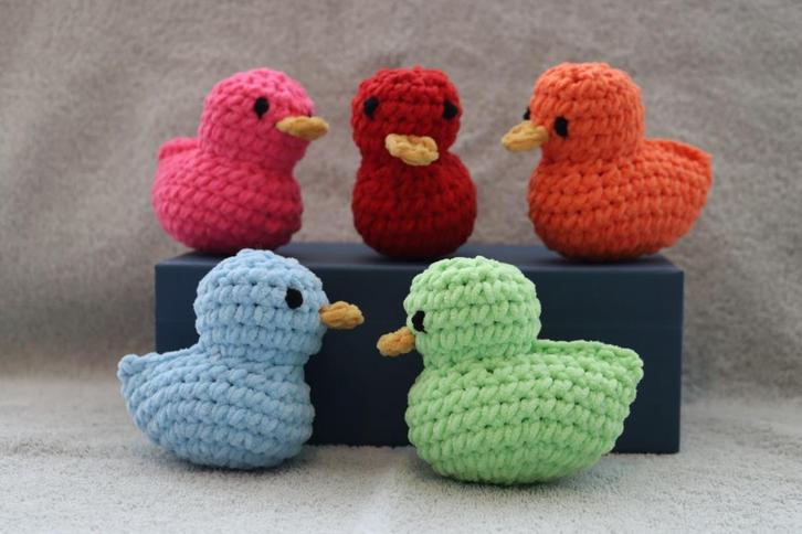 Eend - zelfgehaakte knuffel / sleutelhanger, Hobby en Vrije tijd, Breien en Haken, Nieuw, Haken, Overige typen, Ophalen of Verzenden