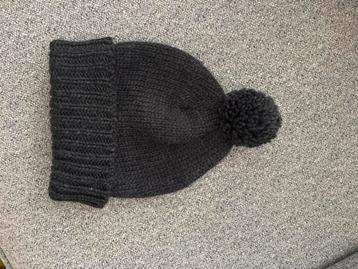 Cos gebreide grijze muts, warme muts met pompon, unisex beschikbaar voor biedingen