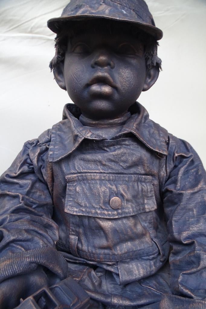 Jongen op steen met petje en auto in hand, Verzamelen, Beelden en Beeldjes, Ophalen, Zo goed als nieuw, Mens