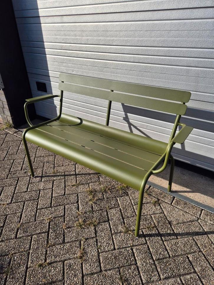 Nieuwe fermob Luxembourg tuinbank Met armleuning div kleuren, Tuin en Terras, Tuinbanken, Nieuw, Ophalen