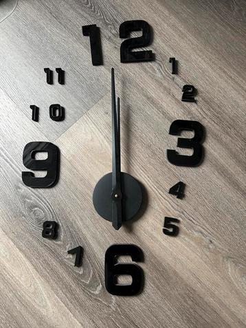 Leuke moderne klok beschikbaar voor biedingen