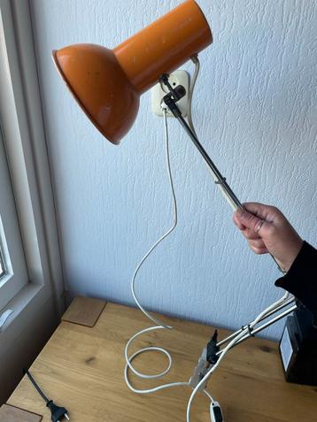 Retro szarvasi oranje klemlamp beschikbaar voor biedingen