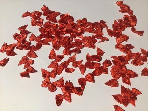 Aanbieding rode satijn strikjes nu 50 voor € 2.50, Hobby en Vrije tijd, Scrapbooking, Nieuw, Versiering of Embellishment, Overige merken