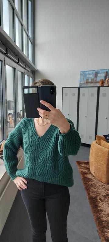 Unika - Groene v-hals Trui  beschikbaar voor biedingen