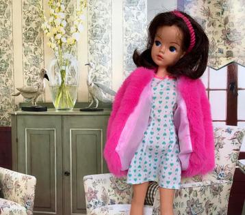 Roze fluffy achtige “bont”jas voor Sindy, Fleur, Barbie beschikbaar voor biedingen