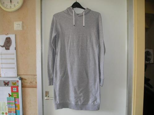 Dameskleding: Dikke grijze hoody jurk, mt S, Kleding | Dames, Jurken, Zo goed als nieuw, Maat 36 (S), Grijs, Onder de knie, Ophalen of Verzenden