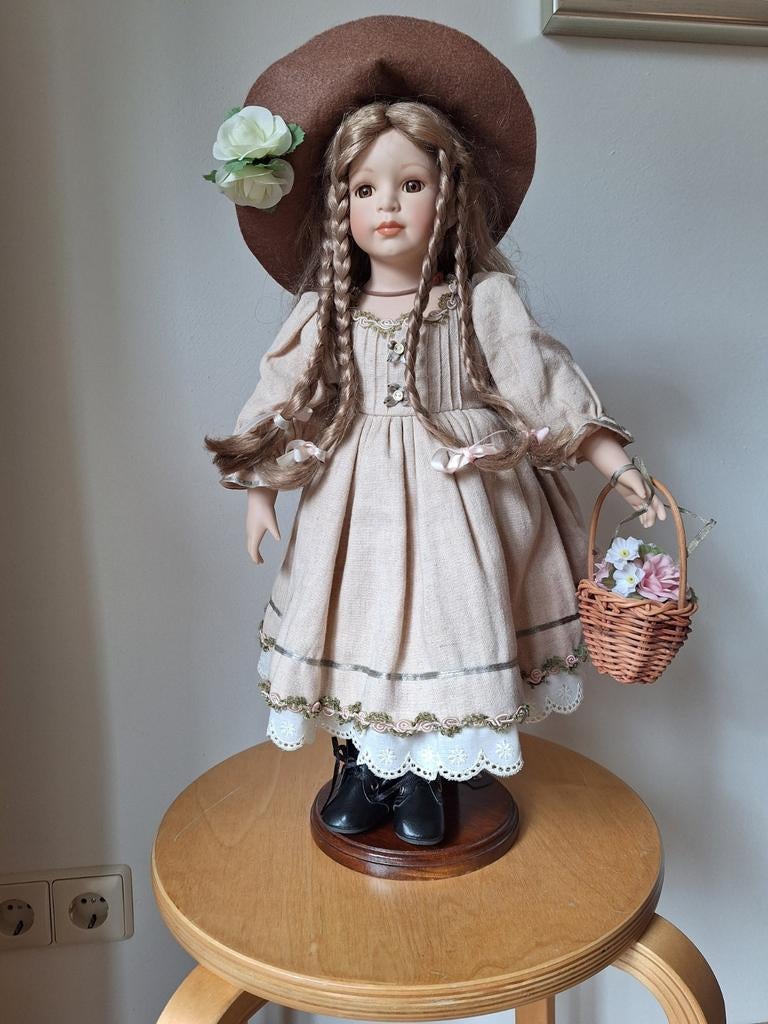 Pop in klederdracht., Antiek en Kunst, Ophalen of Verzenden