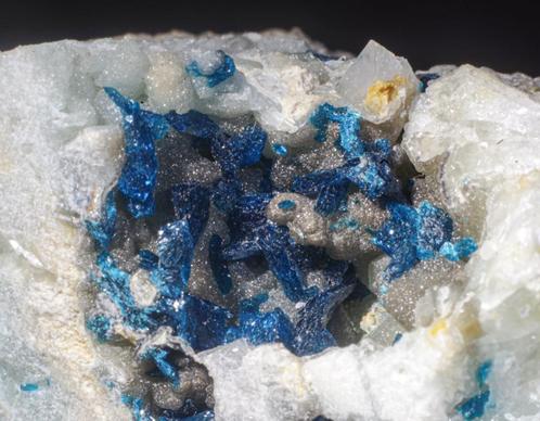 Extreem zeldzame VESZELYIET kristallen uit China., Verzamelen, Mineralen en Fossielen, Mineraal, Ophalen of Verzenden