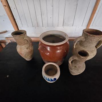 Oude potten en kruiken beschikbaar voor biedingen