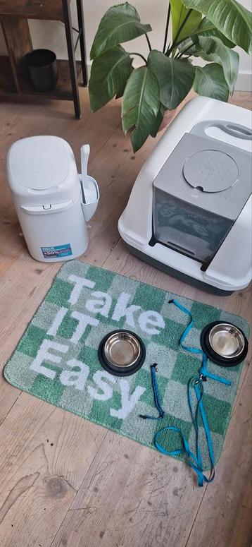 Cat litter, litter bin and food bowl beschikbaar voor biedingen