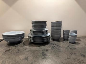 Blauw servies beschikbaar voor biedingen