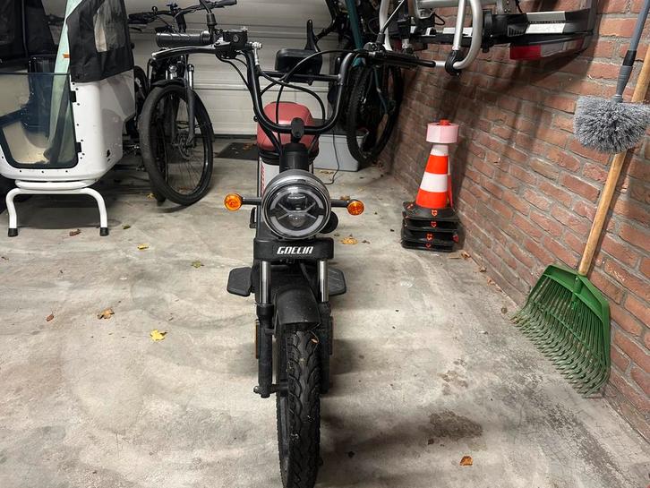 Gocia Agm e scooter inclusief helm en lader, Fietsen en Brommers, Brommers | Tomos, Zo goed als nieuw, Overige modellen, Maximaal 45 km/u