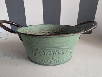 Groene metalen schaal/bloempot met roest beschikbaar voor biedingen