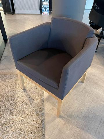 2x Grijze zgan fauteuils beschikbaar voor biedingen