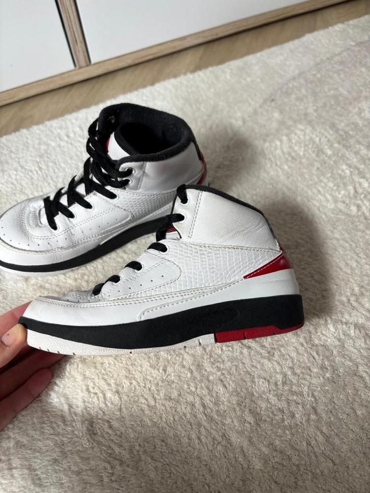 Air Jordan 2 Retro Wit/Rood/Zwart - Maat 30, Kinderen en Baby's, Kinderkleding | Schoenen en Sokken, Zo goed als nieuw, Sportschoenen