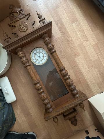 Antieke Houten Wandklok met Paardenmotief paardjesklok beschikbaar voor biedingen