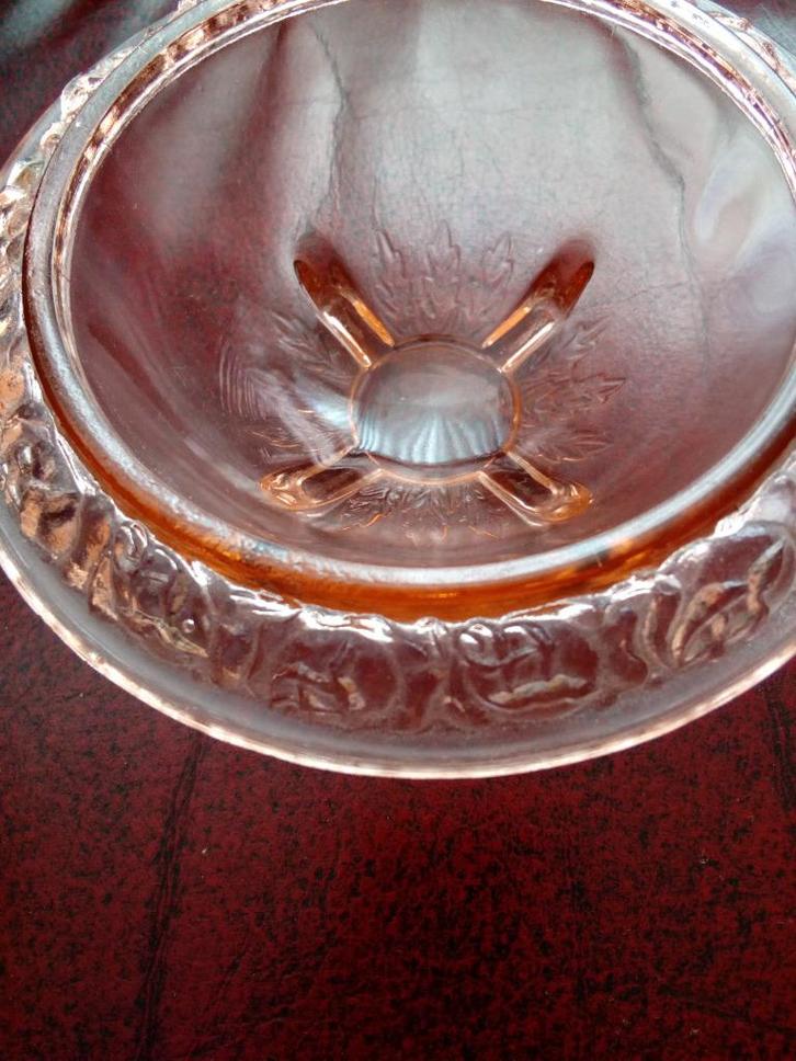 Rozekleurig schaaltje met bloemensteker los erop., Antiek en Kunst, Antiek | Glas en Kristal, Ophalen